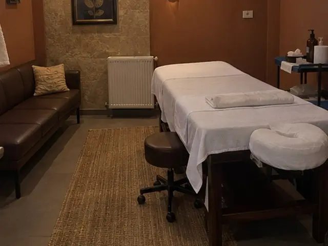 Deri kanepeli, halılı masaj odası — Bağcılar, Masaj Salonun
