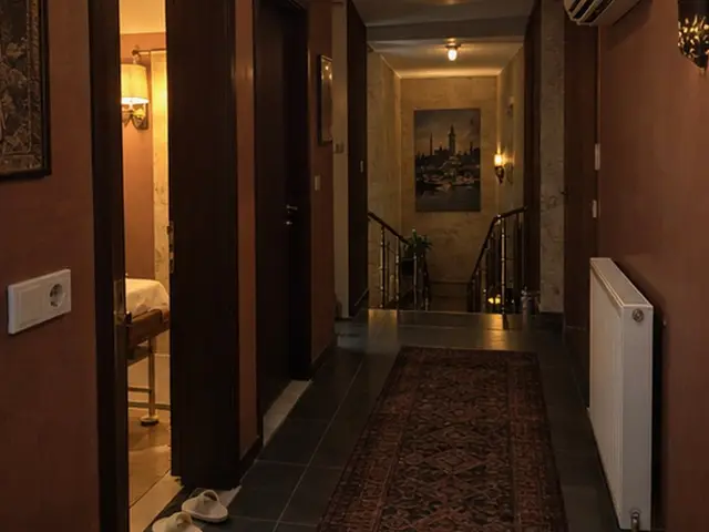 Halılı, apliklerle aydınlanan uzun koridor — Bağcılar, Masaj Salonun